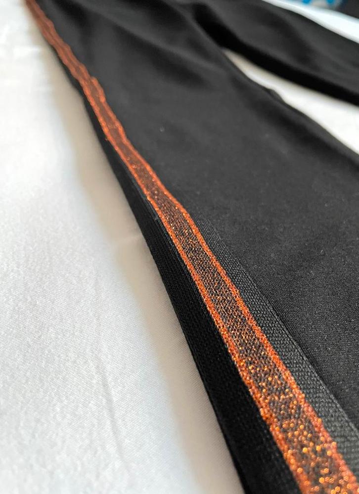 Zwarte broek met cognackleurige streep maat S, Kleding | Dames, Broeken en Pantalons, Zo goed als nieuw, Maat 36 (S), Zwart, Lang