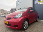 Toyota Aygo 1.0-12V Aspiration Red/Airco/Leder/AUX/Goed-onde, Voorwielaandrijving, Gebruikt, 68 pk, Origineel Nederlands
