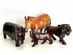 Vier beelden houtsnijwerk zebra leeuw neushoorn 22 cm, Antiek en Kunst, Ophalen