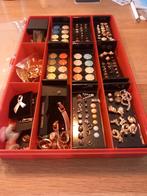Nieuw Doos vol oorbellen,  broches  en pins, Ophalen of Verzenden, Zo goed als nieuw, Overige materialen