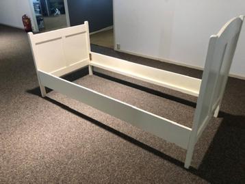 Wit eiken bed beschikbaar voor biedingen