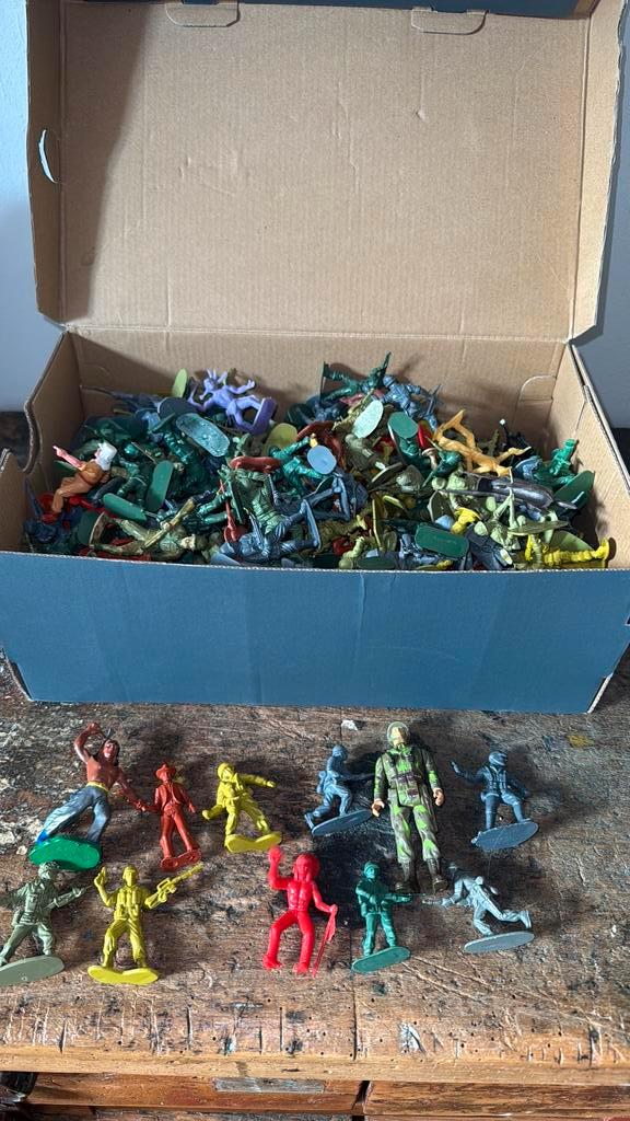 Grote partij oude plastic soldaatjes en cowboy,s etc, Verzamelen, Poppetjes en Figuurtjes, Zo goed als nieuw, Ophalen of Verzenden
