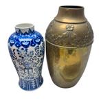 Lot diversen. Twee aardewerken vazen naar Chinees voorbeeld, Ophalen of Verzenden, Gebruikt, Overige kleuren, Minder dan 50 cm