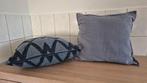 2 blauwe sierkussens 40x40 cm, Ophalen, Zo goed als nieuw, Blauw, Vierkant