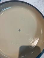 Nieuwe Le Creuset Campagnard  kersenrood 26 cm, Gietijzer, Nieuw, Ophalen of Verzenden, Keramische plaat