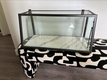 Vintage bakkersvitrine beschikbaar voor biedingen