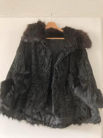 Vintage Perzisch Lamsbont Cape met Nerts beschikbaar voor biedingen