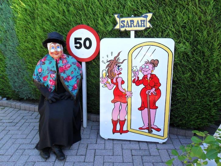 Sarah staande voor de spiegel 50 jaar feest set 3 deel., Hobby en Vrije tijd, Feestartikelen | Verhuur, Nieuw, Abraham of Sarah