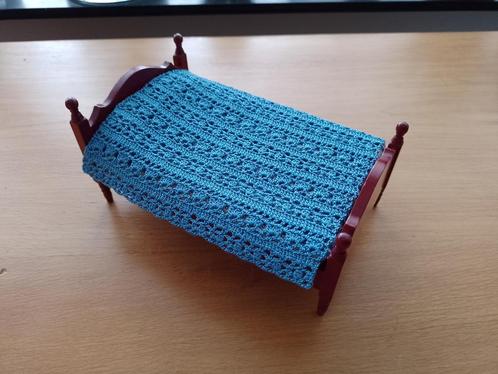 1:12 miniatuur sprei deken gehaakt lengtepatroon blauw, Verzamelen, Poppenhuizen en Toebehoren, Nieuw, Poppenhuis, Ophalen of Verzenden