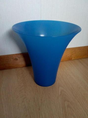 Kunststof vaas blauw beschikbaar voor biedingen