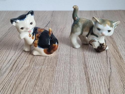 2 Antiek Vintage Katten Beelden Tabby en Calico Porselein, Verzamelen, Beelden en Beeldjes, Gebruikt, Dier, Verzenden