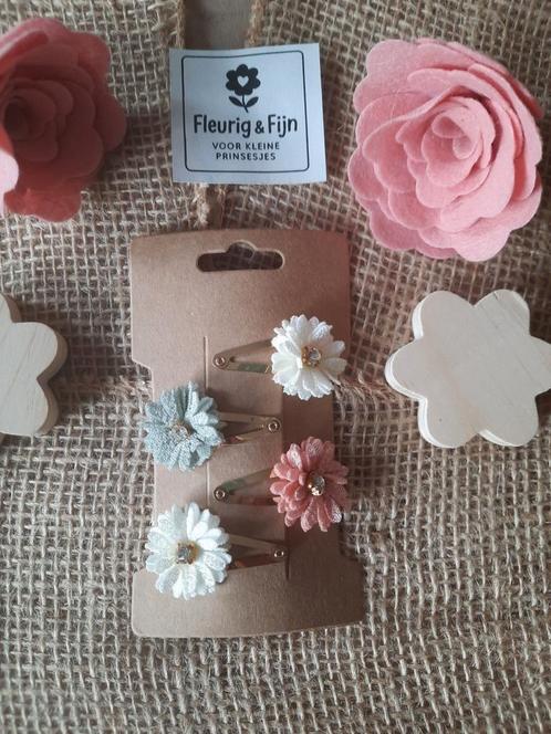 4 klikklak haarspeldjes 3 cm met bloemetjes, Sieraden, Tassen en Uiterlijk, Oorbellen, Zo goed als nieuw, Overige materialen, Ophalen of Verzenden