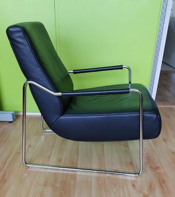Mooie zwart lederen fauteuils met metalen frame beschikbaar voor biedingen