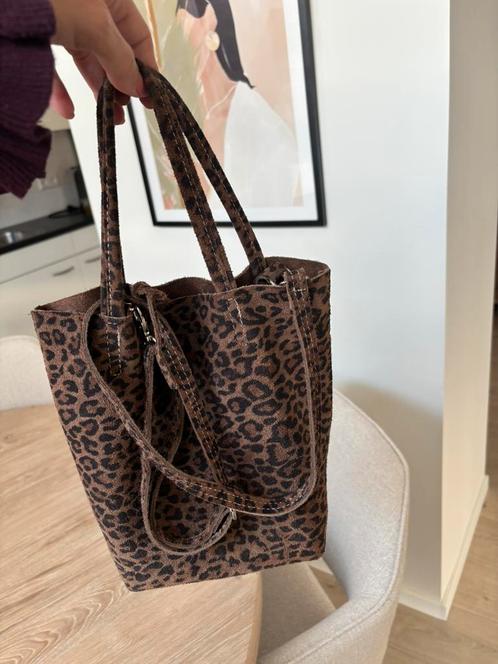 Klein bruin tasje met panterprint van echt suède, Sieraden, Tassen en Uiterlijk, Tassen | Damestassen, Zo goed als nieuw, Schoudertasje