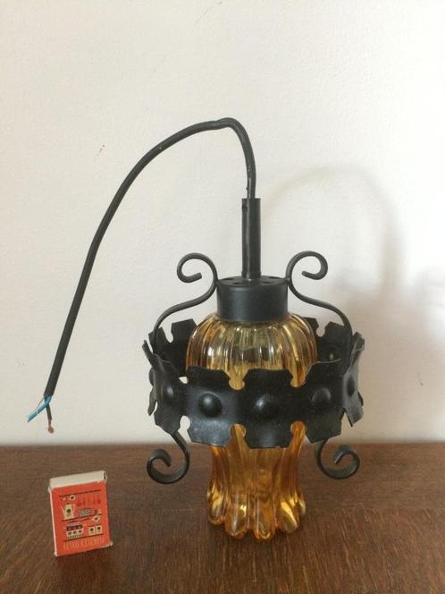 Oranje geel dik glas gietijzer hanglampje sierlijk jaren 70, Huis en Inrichting, Lampen | Hanglampen, Gebruikt, Glas, Metaal, Ophalen of Verzenden