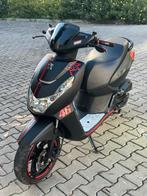 Peugeot kisbee 2021 loopt 90kmh opgevoerd + sportluchtfilter, Fietsen en Brommers, Scooters | Peugeot, Ophalen, Zo goed als nieuw