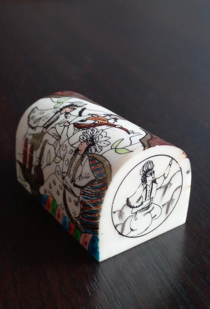 Miniatuur trouwringdoos,handgeschilderd gesneden been, Antiek en Kunst, Kunst | Beelden en Houtsnijwerken, Ophalen of Verzenden