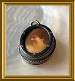 Antiek klein dubbelzijdig hangertje, medaillon, rouw sieraad, Ophalen of Verzenden, Overige materialen, Hanger