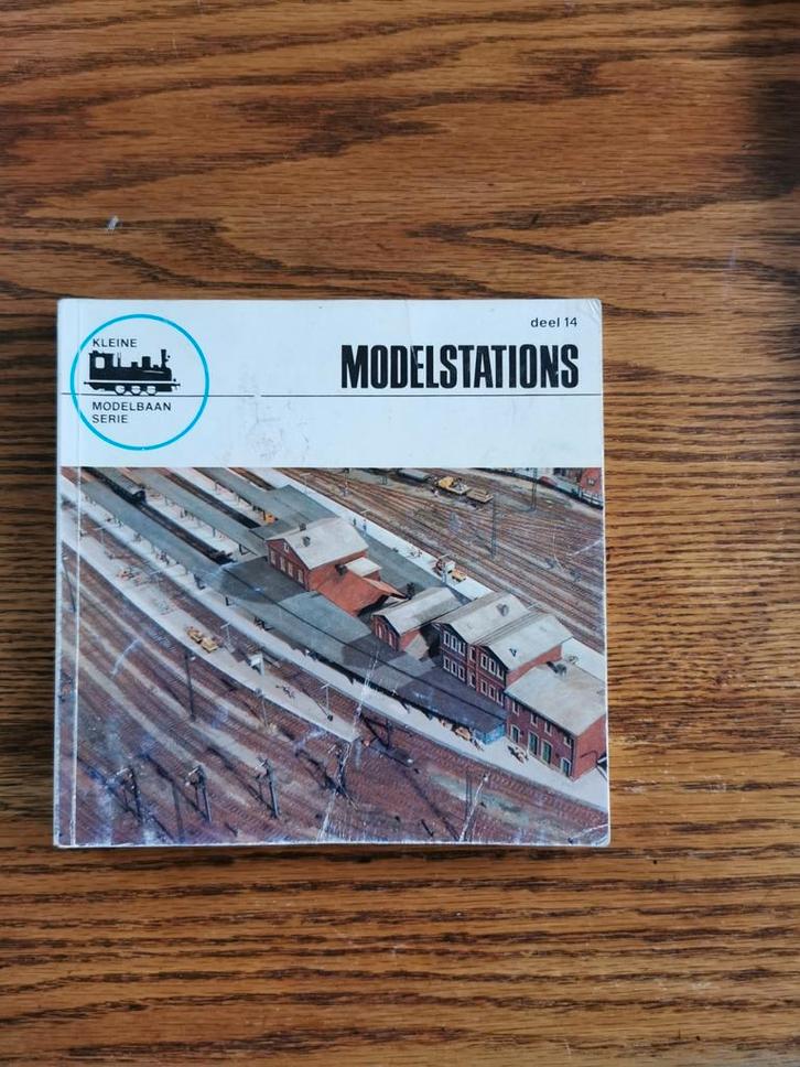 Kleine Modelbaan Serie Deel 14 Modelstations., Auto diversen, Handleidingen en Instructieboekjes, Ophalen of Verzenden
