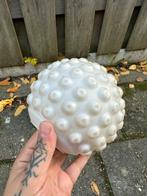 Twee vintage melkglas lampenkappen / bollen, Huis en Inrichting, Wit, Rond, Ophalen of Verzenden, Zo goed als nieuw