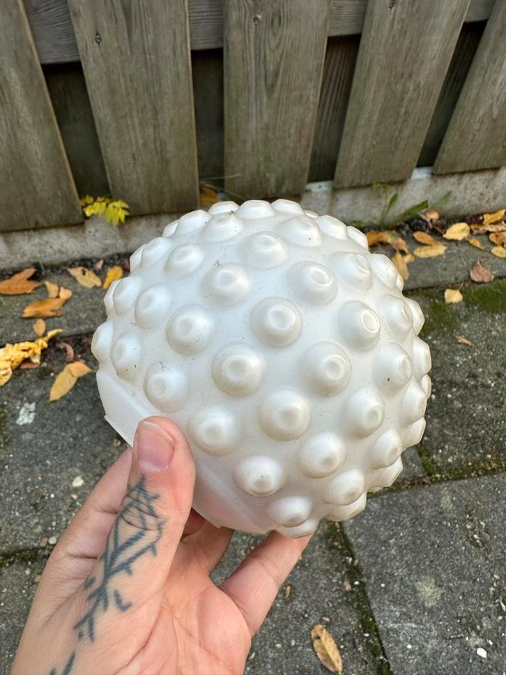 Twee vintage melkglas lampenkappen / bollen, Huis en Inrichting, Lampen | Lampenkappen, Zo goed als nieuw, Minder dan 25 cm, Rond