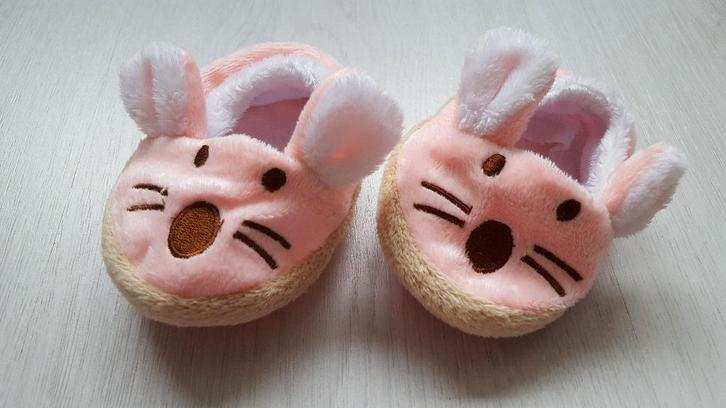 Roze slofjes met muisjes, maat 6-12 maanden, Kinderen en Baby's, Babykleding | Schoentjes en Sokjes, Zo goed als nieuw, Meisje
