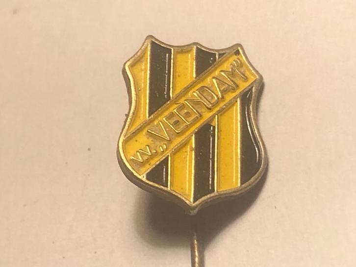 Metalen V.V. VEENDAM VOETBALCLUB Speld (Geel/Zwart)., Verzamelen, Speldjes, Pins en Buttons, Zo goed als nieuw, Speldje of Pin