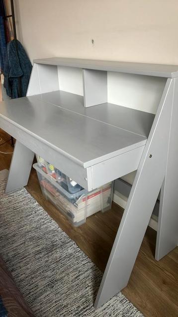 Heel stoer en stevig bureau in zachtgrijze kleur beschikbaar voor biedingen