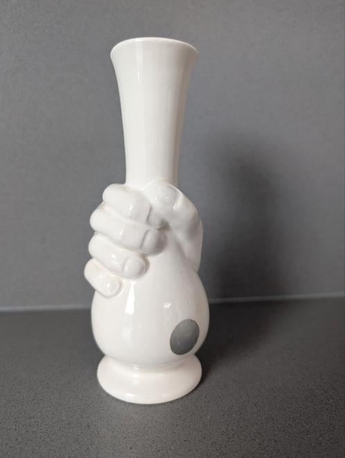 Vintage vaas met hand (Delfts Wit), Huis en Inrichting, Woonaccessoires | Vazen, Gebruikt, Wit, Minder dan 50 cm, Aardewerk of Porselein