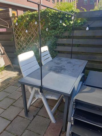 Gratis tuintafel met 2 stoelen en kussens beschikbaar voor biedingen
