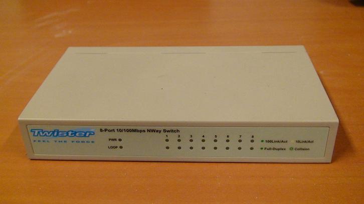 te koop twister 8 port 10/100 switch, Computers en Software, Netwerk switches, Zo goed als nieuw, Ophalen of Verzenden