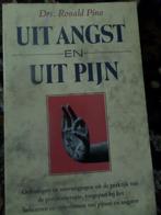 Te Koop een boek Uit Angst en Uit Pijn., Boeken, Ophalen of Verzenden, Zo goed als nieuw