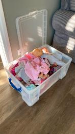 Poppenbak vol met leuke kleertjes en poppenaccesoires, Ophalen, Gebruikt, Babypop