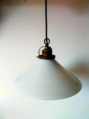 BROCANTE KEUKEN HANGLAMP VAN MELKGLAS beschikbaar voor biedingen