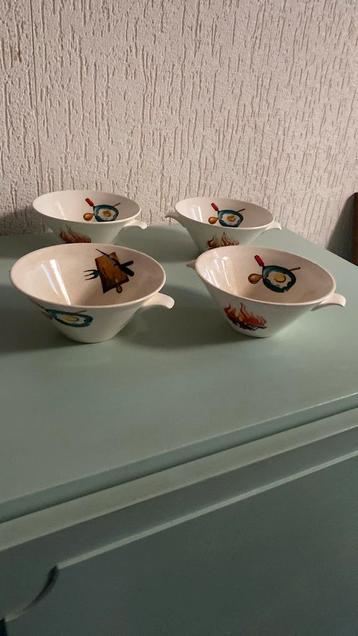 Aardewerk soepkommetjes beschikbaar voor biedingen