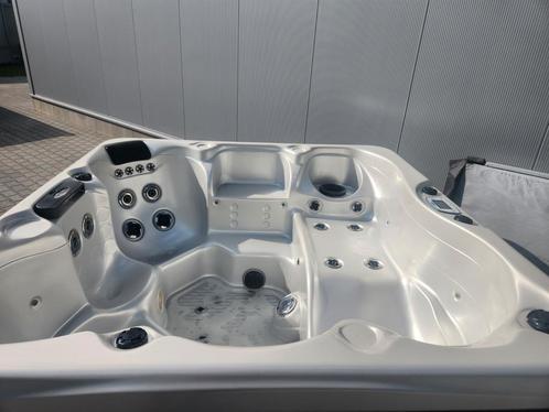 Luxe Cal Spa Jacuzzi 5 Persoons Liggedeelte bad bijna nieuwe, Tuin en Terras, Bubbelbaden en Hottubs, Zo goed als nieuw, Ophalen