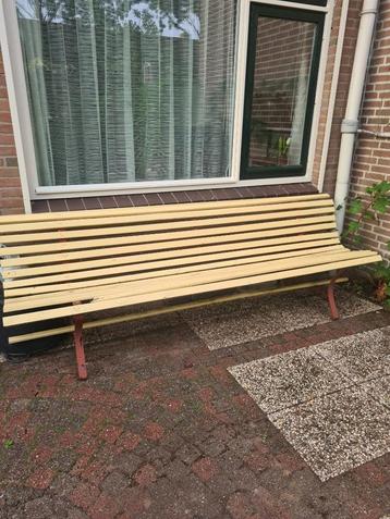 Lange vintage tuinbank beschikbaar voor biedingen