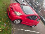 Toyota Aygo 1.0 12V Vvt-i 3DRS MMT 2005 Rood, Auto's, Voorwielaandrijving, Stof, Zwart, 765 kg