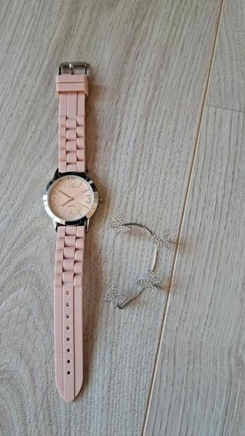 Roze horloge silliconen band zilverkleur  beschikbaar voor biedingen