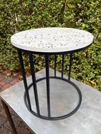 Stijlvolle ronde bijzettafel met blad in terazzo look, Minder dan 55 cm, Gebruikt, Metaal of Aluminium, Rond