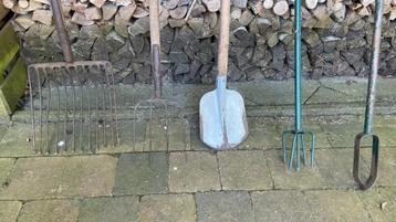Tuingereedschap, waaronder schoffels, bladhark,  grondboor.. beschikbaar voor biedingen
