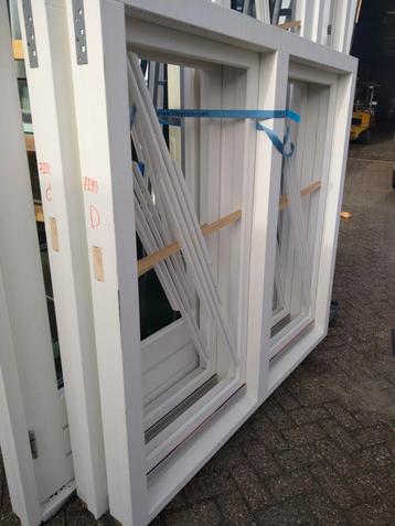 2 x kozijn met 2 draaikiep ramen  beschikbaar voor biedingen