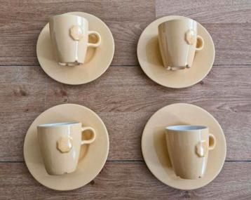 Vier Douwe Egberts senseobekers met schotel geel beschikbaar voor biedingen