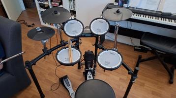 Roland TD-4 elektrisch drumstel, met gaasvellen en drumkruk beschikbaar voor biedingen