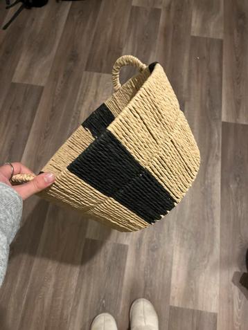 Mooie rieten mand met handvatten beschikbaar voor biedingen