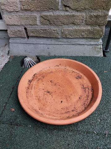 Grote Terracotta Onderschaal beschikbaar voor biedingen