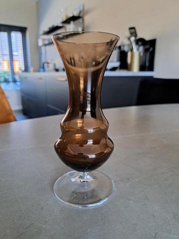 Vintage bruinglazen vaasje beschikbaar voor biedingen