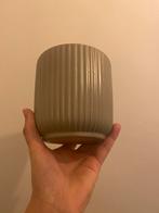 Kleine Taupe Bloempot met Ribbels, Rond, Binnen, Ophalen of Verzenden, Zo goed als nieuw