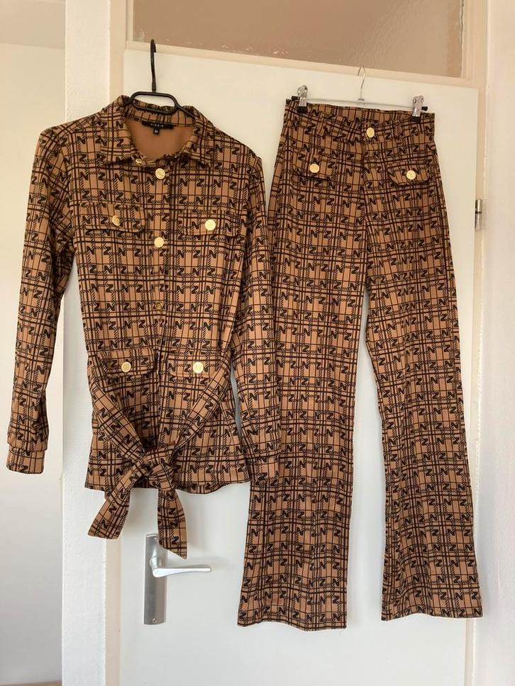 NIEUW NIKKIE SET BROEK PANTALON EN BLAZER JAS BRUIN 34 XS S, Kleding | Dames, Overige Dameskleding, Nieuw, Ophalen of Verzenden