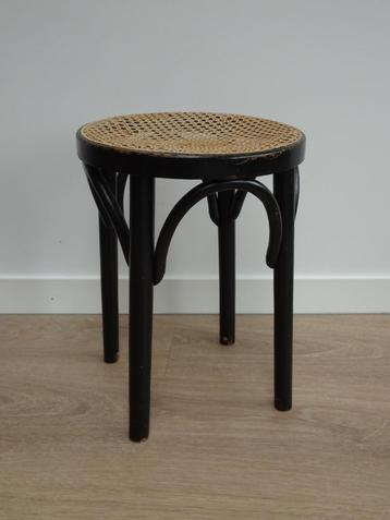 Vintage zwart houten krukje met rotan zitting  beschikbaar voor biedingen